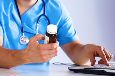 Doktor reçete ilaç bilgisayarda yazıyor.