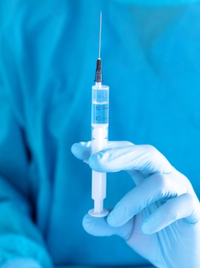 Doktor, elinde şırınga yakın çekim