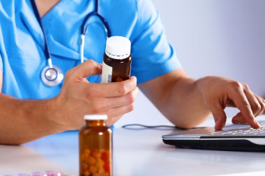 Doktor reçete ilaç bilgisayarda yazıyor.