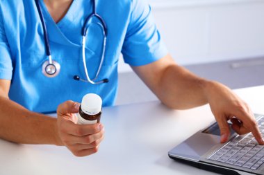 Doktor reçete ilaç bilgisayarda yazıyor.