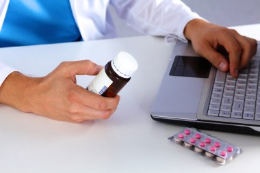 Doktor reçete ilaç bilgisayarda yazıyor.