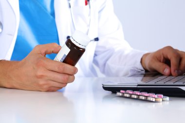 Doktor reçete ilaç bilgisayarda yazıyor.