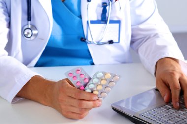 Doktor reçete ilaç bilgisayarda yazıyor.