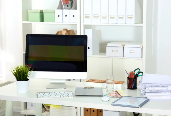 Designer din arbetsplats med dator och pappersarbete — Stockfoto