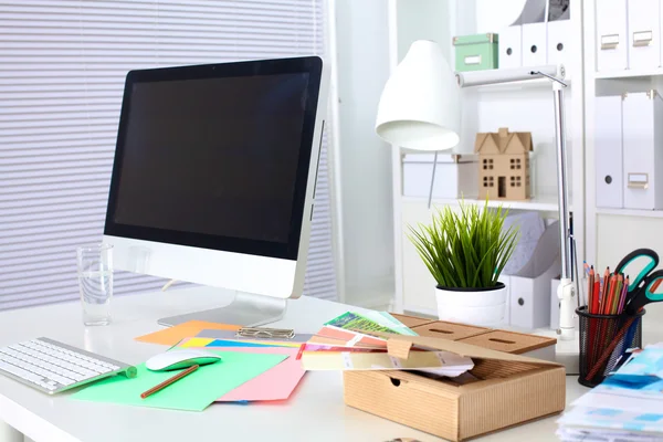 Bilgisayar ve evrak ile tasarımcı çalışma yer