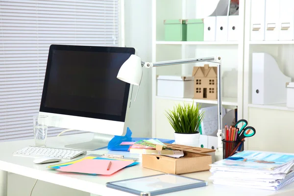 Lugar de trabajo del diseñador con ordenador y papeleo — Foto de Stock