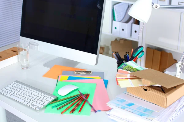 Lugar de trabajo del diseñador con ordenador y papeleo — Foto de Stock