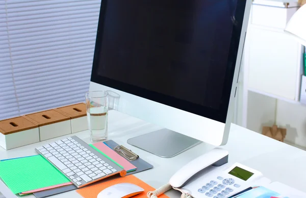 Designer din arbetsplats med dator och pappersarbete — Stockfoto