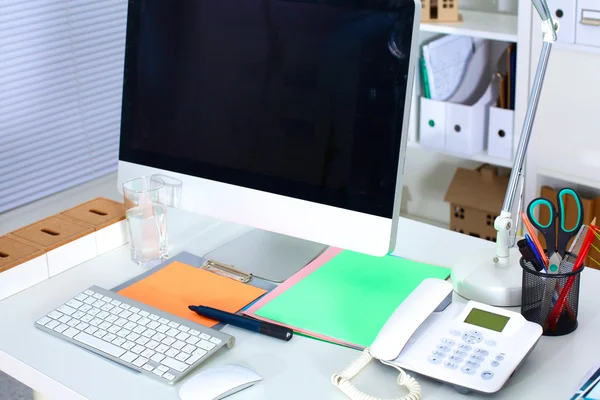 Local de trabalho de designer com computador e papelada — Fotografia de Stock