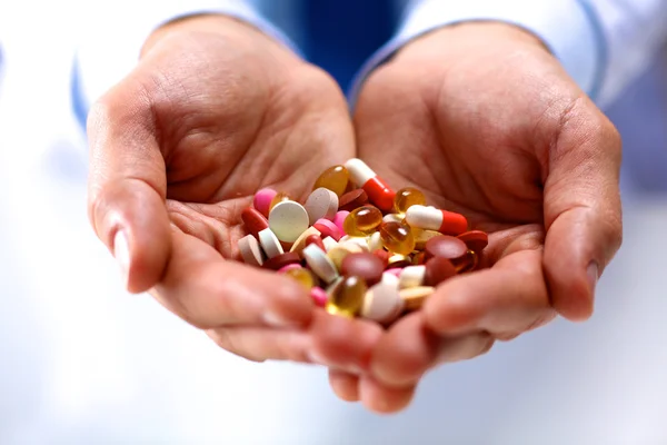 Packing pills male doctor stretches in hand — Stock Photo, Image