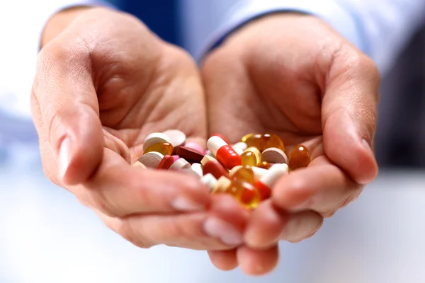 Opakowanie tabletek lekarz rozciąga się w ręku — Zdjęcie stockowe