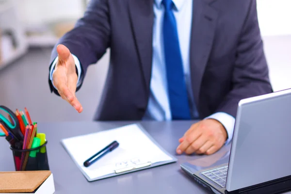 Hombre de negocios extiende su mano para saludar — Foto de Stock