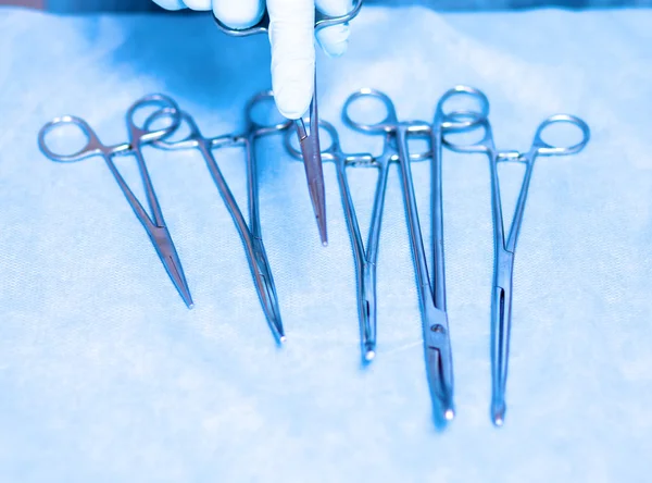 Instrumentos quirúrgicos, dispuestos sobre una mesa de operaciones — Foto de Stock