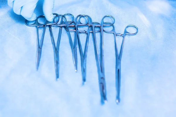 Instrumentos quirúrgicos, dispuestos sobre una mesa de operaciones — Foto de Stock