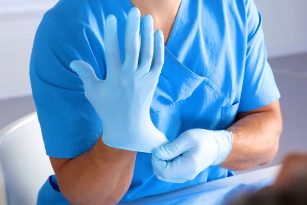 Chirurgien portant des gants avant une opération de gros plan — Photo