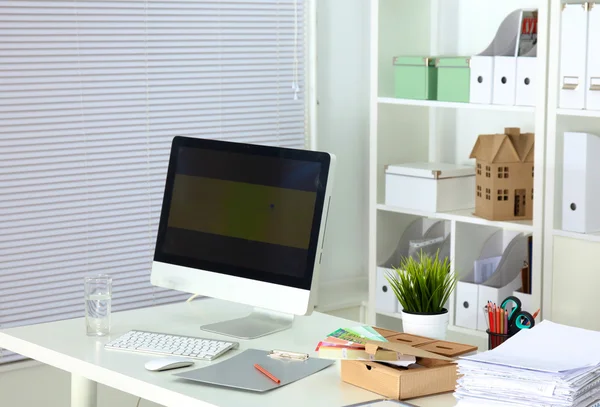 Lugar de trabajo del diseñador con ordenador y papeleo — Foto de Stock