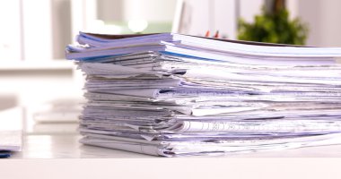 Ofis Masası ve belgeleri bir bohça