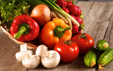 Temiz ahşap bir masa üzerinde taze sebze