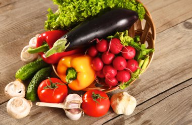 Temiz ahşap bir masa üzerinde taze sebze