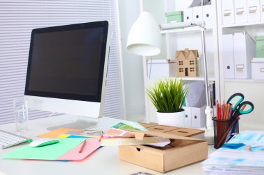 ön planda bir bilgisayarla Ofis Masası