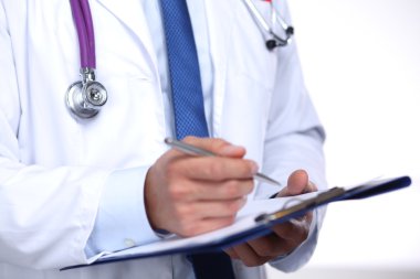 ofiste genç bir doktor bir giriş yapar