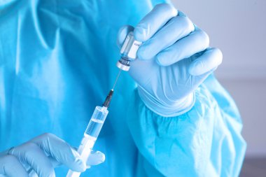 Doktor, elinde şırınga yakın çekim