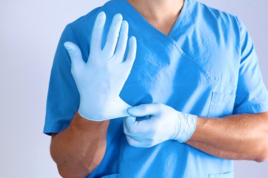 Cerrah, ameliyattan önce eldiven giyer. Yakın çekim