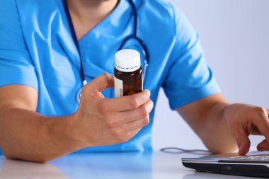 Doktor reçete ilaç bilgisayarda yazıyor.