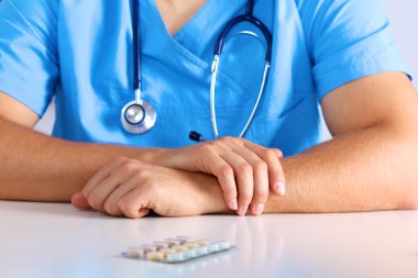 Doktor reçete ilaç bilgisayarda yazıyor.