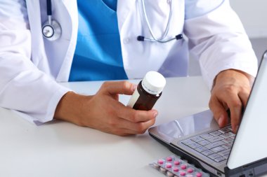 Doktor reçete ilaç bilgisayarda yazıyor.