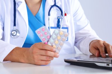 Doktor reçete ilaç bilgisayarda yazıyor.