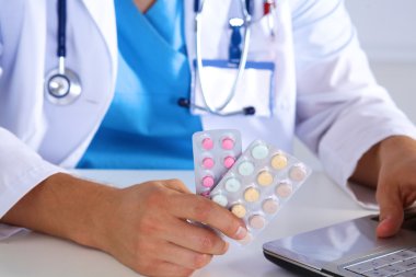 Doktor reçete ilaç bilgisayarda yazıyor.