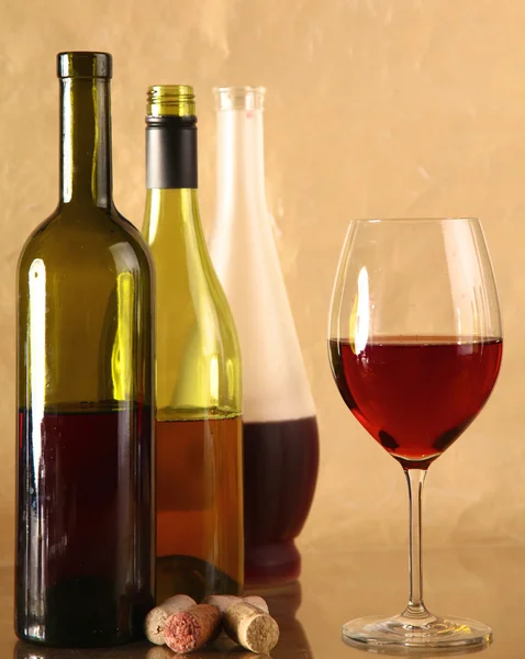 Sul tavolo una bottiglia di vino e un bicchiere di — Foto Stock