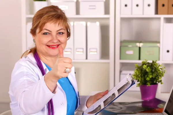 A esposa do médico na mesa no escritório — Fotografia de Stock