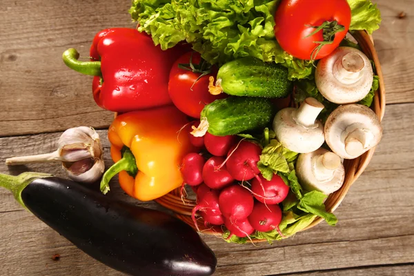 Légumes frais sur une table en bois propre — Photo