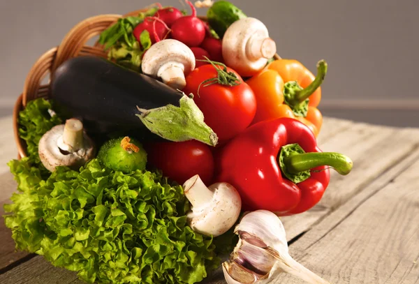 Légumes frais sur une table en bois propre — Photo