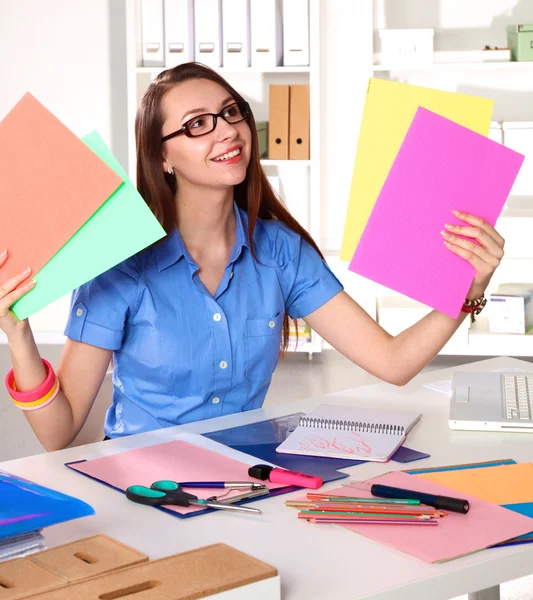 Jonge vrouw arts onderzoekt de x-stralen. Isoleren — Stockfoto