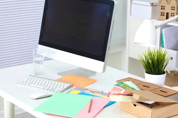 Schreibtisch im Büro mit Computer im Vordergrund — Stockfoto