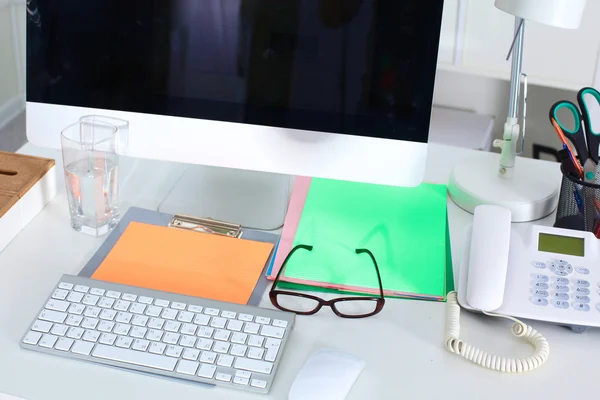 Designer skrivbord med en dator och pappersarbete — Stockfoto