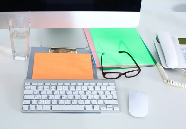 컴퓨터와 서류 디자이너 책상 — 스톡 사진