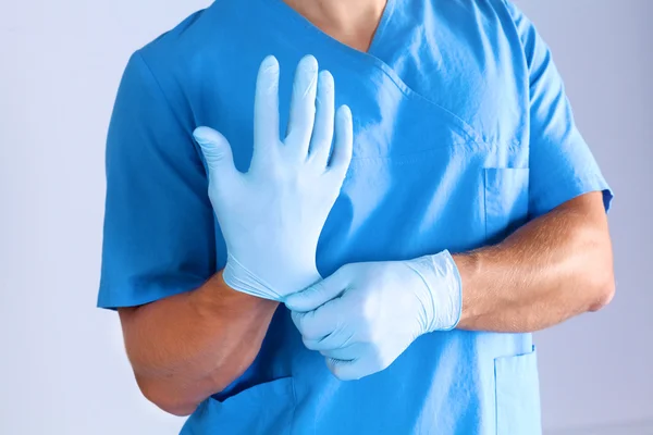 Le chirurgien porte des gants avant l'opération. Gros plan — Photo