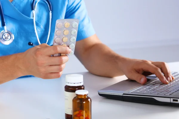 El médico escribe una píldora recetada en el ordenador —  Fotos de Stock