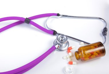 Tablo ve dağınık hapları stetoskop