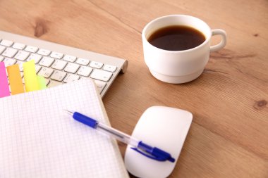 Ofis Masaları boş not defteri ve dizüstü bilgisayar ile