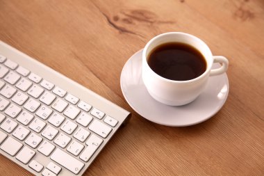 Ofis Masaları boş not defteri ve dizüstü bilgisayar ile