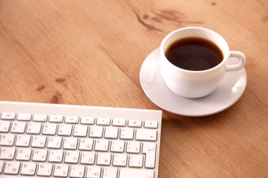 Ofis Masaları boş not defteri ve dizüstü bilgisayar ile