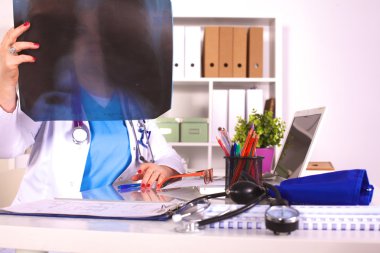 Doktor genç kız ofiste bir masada oturur