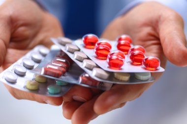 genç doktor hap uzanmış el ambalajını holding