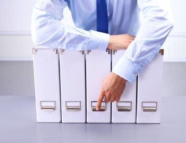 işadamı belgeleri ile bir klasör üzerinde duran