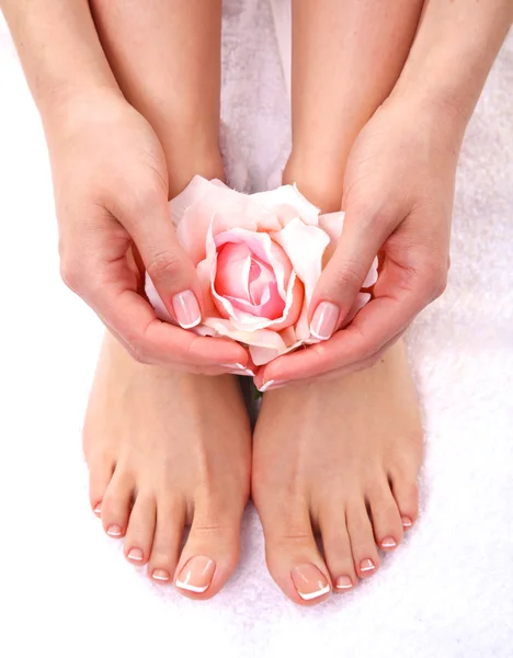 Pedicure sulle gambe e bella manicure sulle mani primo piano — Foto Stock